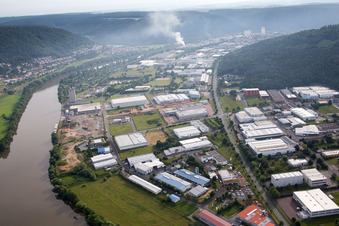 Vue aérienne de Zone industrielle de Hafenstr à le quartier Grünenwört in Wertheim dans le département Bade-Wurtemberg, Allemagne