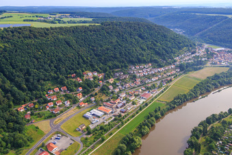 Vue aérienne de Vue du village sur les rives du Main à Hasloch dans le département Bavière, Allemagne