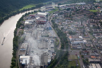 Vue aérienne de Zone industrielle au bord du Main à le quartier Bestenheid in Wertheim dans le département Bade-Wurtemberg, Allemagne