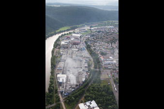 Vue aérienne de Zone industrielle au bord du Main à le quartier Bestenheid in Wertheim dans le département Bade-Wurtemberg, Allemagne