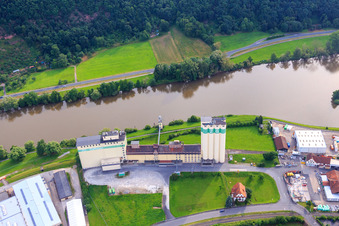 Vue aérienne de ZG Raiffeisen Mainmühle à le quartier Bestenheid in Wertheim dans le département Bade-Wurtemberg, Allemagne