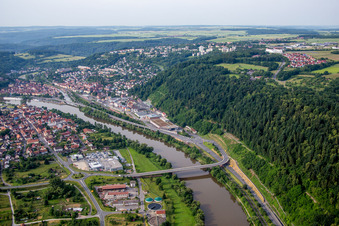 Vue aérienne de Rivière - structure de pont sur le Main à Kreuzwertheim dans le département Bavière, Allemagne