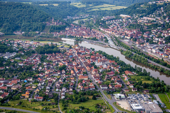 Vue aérienne de Les rives du Main entre Wertheim et Kreuzwertheim à Kreuzwertheim dans le département Bavière, Allemagne