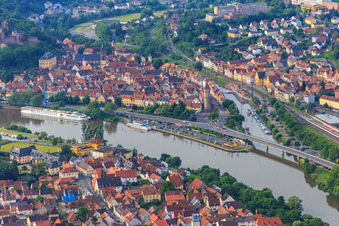 Vue aérienne de Vieille ville historique sur le Main avec Spitzer Turm à Wertheim dans le département Bade-Wurtemberg, Allemagne