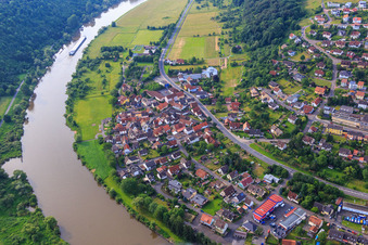 Vue aérienne de Vue du village sur les rives du Main depuis l'ouest à le quartier Eichel in Wertheim dans le département Bade-Wurtemberg, Allemagne