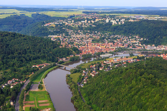 Vue aérienne de Vue de la ville sur le Main depuis l'est à Wertheim dans le département Bade-Wurtemberg, Allemagne