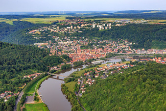 Vue aérienne de Vue de la ville sur le Main depuis l'est à Wertheim dans le département Bade-Wurtemberg, Allemagne