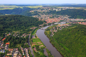 Vue aérienne de Vue de la ville sur le Main depuis l'est à Kreuzwertheim dans le département Bavière, Allemagne