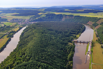 Vue aérienne de Boucle principale à Kreuzwertheim dans le département Bavière, Allemagne