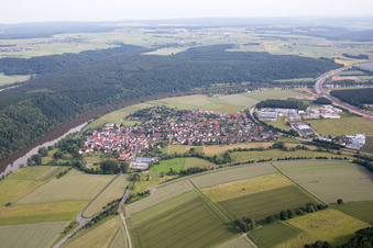Vue aérienne de Du sud à le quartier Bettingen in Wertheim dans le département Bade-Wurtemberg, Allemagne