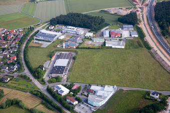 Vue aérienne de Zone industrielle Upper Grüben à le quartier Bettingen in Wertheim dans le département Bade-Wurtemberg, Allemagne