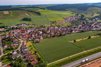 Photographie aérienne de Village - vue derrière l'autoroute A3 en bordure de champs agricoles et de terres agricoles à le quartier Dertingen in Wertheim dans le département Bade-Wurtemberg, Allemagne