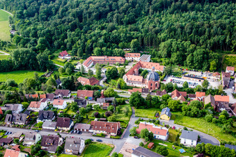Vue aérienne de Complexe de bâtiments de l'ancien monastère et de l'actuel Benediktushof - Centre de Méditation et de Pleine Conscience Seminar and Conference Center GmbH à Holzkirchen dans le département Bavière, Allemagne