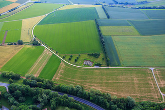 Vue aérienne de Murs de fondation de l'ancien pavillon de chasse de Mädelhofen à Waldbrunn dans le département Bavière, Allemagne
