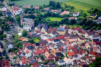 Vue aérienne de Bâtiment d'église au centre du village à Waldbrunn dans le département Bavière, Allemagne