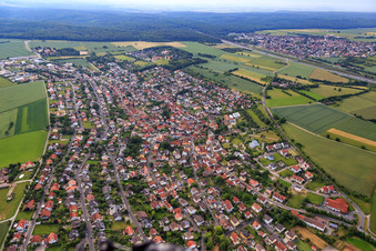 Vue aérienne de Vue de la ville depuis l'ouest à Eisingen dans le département Bavière, Allemagne