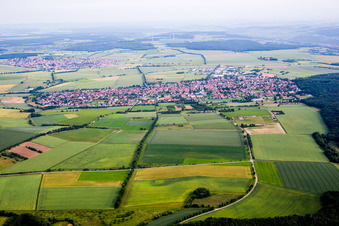 Vue aérienne de Champs agricoles et terres agricoles à Waldbüttelbrunn dans le département Bavière, Allemagne