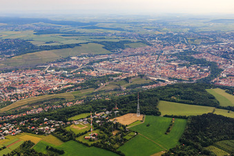Vue aérienne de Pylône de transmission auxiliaire Telekom, tour de transmission et tour à micro-ondes Würzburg-Frankenwarte sur la crête de Kapellenweg Höchberg à Höchberg dans le département Bavière, Allemagne