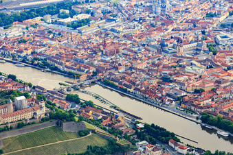 Vue aérienne de Forteresse de Marienberg au-dessus du vieux pont principal depuis le sud-ouest à le quartier Altstadt in Würzburg dans le département Bavière, Allemagne