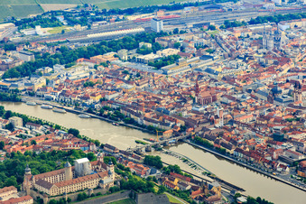 Vue aérienne de Forteresse de Marienberg au-dessus du vieux pont principal depuis le sud-ouest à le quartier Altstadt in Würzburg dans le département Bavière, Allemagne