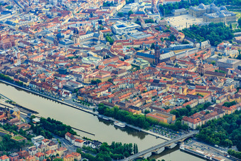 Vue aérienne de Pont Ludwig sur le Main jusqu'à Sanderring à le quartier Altstadt in Würzburg dans le département Bavière, Allemagne