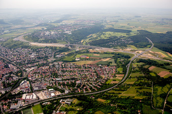 Vue aérienne de Vue des rues et des maisons dans les quartiers résidentiels à le quartier Heidingsfeld in Würzburg dans le département Bavière, Allemagne