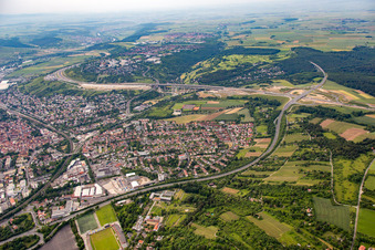 Vue aérienne de Quartier Heidingsfeld in Würzburg dans le département Bavière, Allemagne