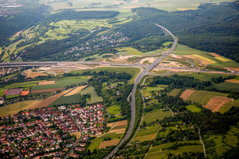 Vue aérienne de Itinéraire et voies le long de l'autoroute - sortie et accès de l'autoroute A3 à la route fédérale B19 à le quartier Heidingsfeld in Würzburg dans le département Bavière, Allemagne
