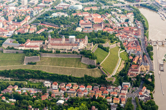 Vue aérienne de Forteresse de Marienberg au-dessus du Main à le quartier Altstadt in Würzburg dans le département Bavière, Allemagne