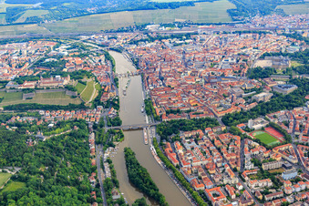 Vue aérienne de Ludwigsbrücke et Alte Brücke sur le Main jusqu'à Sanderring à le quartier Altstadt in Würzburg dans le département Bavière, Allemagne