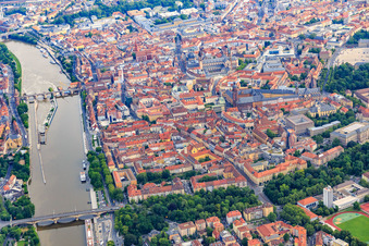 Vue aérienne de Ludwigsbrücke et Alte Brücke sur le Main jusqu'à Sanderring à le quartier Altstadt in Würzburg dans le département Bavière, Allemagne