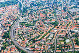 Vue aérienne de La B19 traverse le centre-ville à le quartier Frauenland in Würzburg dans le département Bavière, Allemagne