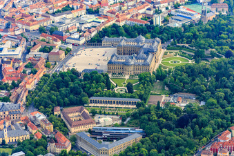 Vue aérienne de Résidence Würzburg avec l'Orangerie du Jardin de la Cour Würzburg - au premier plan Tribunal de district et régional Würzburg à le quartier Altstadt in Würzburg dans le département Bavière, Allemagne
