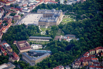 Vue aérienne de Parc du palais du Schloss Residenz Würzburg à le quartier Altstadt in Würzburg dans le département Bavière, Allemagne
