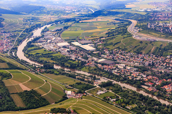 Vue aérienne de Zone industrielle Unterer Kirchbergweg et Heidingsfeld-Sud en dessous de l'aire de repos Tank & Rast Würzburg Nord sur l'A3 à le quartier Heidingsfeld in Würzburg dans le département Bavière, Allemagne