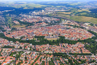Vue aérienne de Vue d'ensemble Altstadt avec la résidence Würzburg et le jardin de la cour depuis l'est à le quartier Altstadt in Würzburg dans le département Bavière, Allemagne