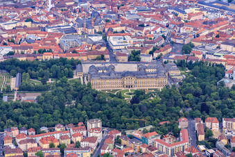 Vue aérienne de Vue d'ensemble Altstadt avec la résidence Würzburg et le jardin de la cour depuis l'est à le quartier Altstadt in Würzburg dans le département Bavière, Allemagne