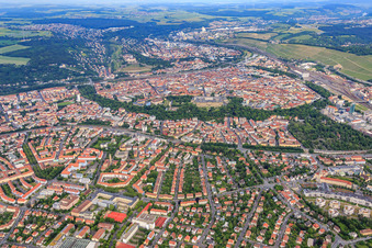 Vue aérienne de Vue d'ensemble de la Wittelsbacher Straße sur la vieille ville avec la Residenz Würzburg et le Hofgarten jusqu'au Main depuis l'est à le quartier Frauenland in Würzburg dans le département Bavière, Allemagne