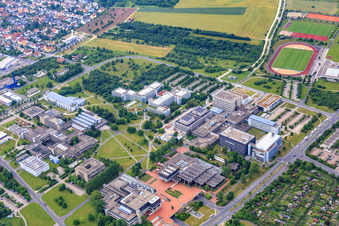 Vue aérienne de Campus Hubland Sud avec la bibliothèque universitaire Würzburg, l'université Würzburg de physique technique et le biocentre de l'université Julius-Maximilians Würzburg à le quartier Frauenland in Würzburg dans le département Bavière, Allemagne