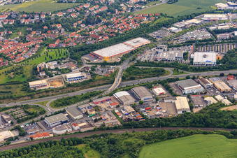 Vue aérienne de Zone industrielle Nuremberger Straße au-delà de la B8 avec SELGROS Würzburg et DECATHLON Würzburg à le quartier Grombühl in Würzburg dans le département Bavière, Allemagne