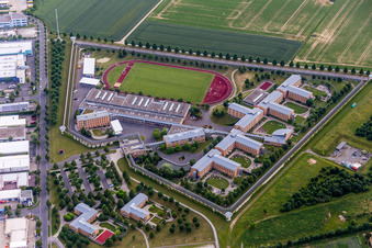 Vue aérienne de Terrain de la prison et clôture de sécurité de l'établissement correctionnel à le quartier Lengfeld in Würzburg dans le département Bavière, Allemagne