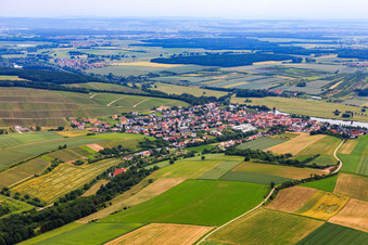 Vue aérienne de Vue du village sur le Main depuis l'ouest à Wipfeld dans le département Bavière, Allemagne