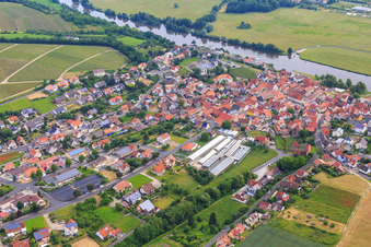 Vue aérienne de Vue d'ensemble du village sur le Main depuis l'ouest à Wipfeld dans le département Bavière, Allemagne