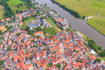Vue aérienne de Saint-Jean-Baptiste, ferry principal Wipfeld et commerce de bois de Gleitsmann à Wipfeld dans le département Bavière, Allemagne