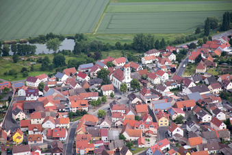 Vue aérienne de Saint-Laurent à le quartier Heidenfeld in Röthlein dans le département Bavière, Allemagne