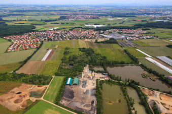 Vue aérienne de Vue de la ville depuis l'est à Röthlein dans le département Bavière, Allemagne