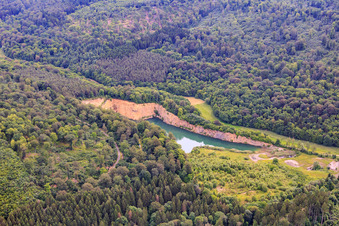 Vue aérienne de Lac de l'ancienne carrière à le quartier Löffelsterz in Schonungen dans le département Bavière, Allemagne