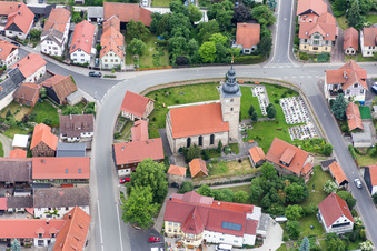 Vue aérienne de Église fortifiée Obermaßfeld dans le centre historique à le quartier Obermaßfeld in Obermaßfeld-Grimmenthal dans le département Thuringe, Allemagne