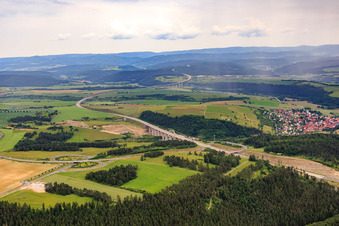 Vue aérienne de Pont de la vallée de l'A71 sur une ancienne gravière à Rohr dans le département Thuringe, Allemagne