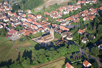 Vue aérienne de Saint-Ulrich à le quartier Altenstadt in Wissembourg dans le département Bas Rhin, France
